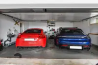 Grosse Doppelgarage mit direkten Hauszugang