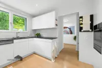 Moderne Küche mit modernen Geräten