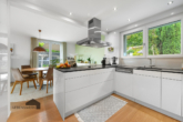 Offene Küche - Edler Bungalow mit fantastischer Weitsicht und wunderschöner Gartenanlage – Laufen-Uhwiesen ZH