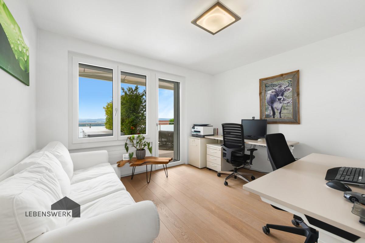 Arbeitszimmer mit direkten Zugang auf die Sonnenterrasse