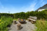 Feuerstelle und Sitzplatz mit Weitsicht und Abendsonne