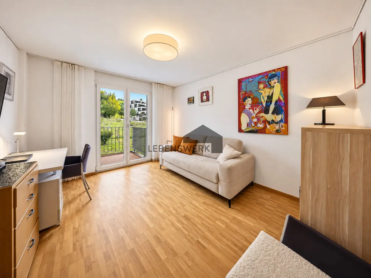 Helles Wohnzimmer mit Balkonblick