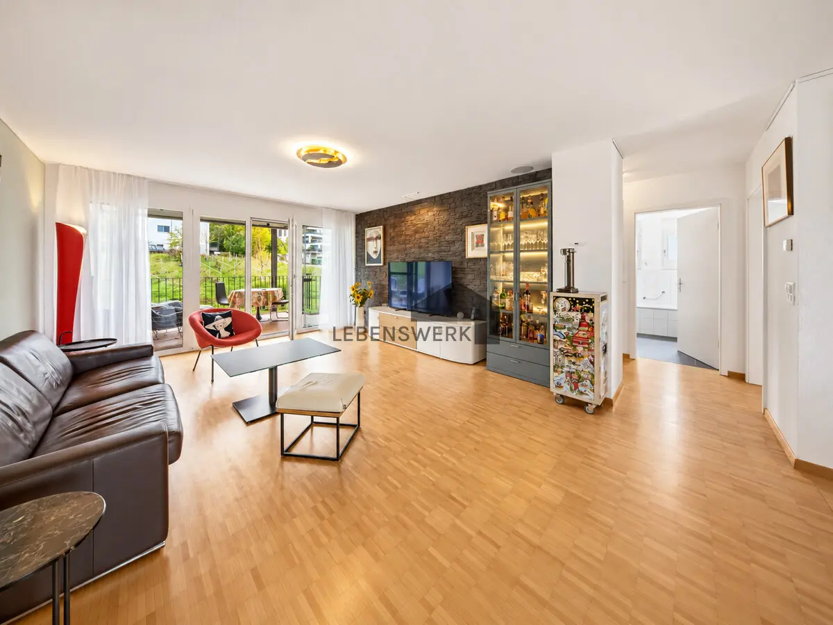 Helles modernes Wohnzimmer mit Balkon
