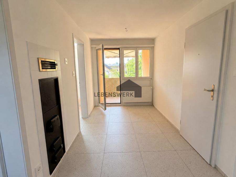 Entrée und Essbereich mit Zugang zum Balkon