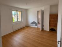 Wohnzimmer mit dekorativem Kamin für den gewissen Charme