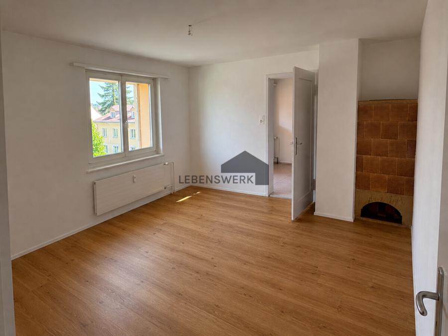 Wohnzimmer mit dekorativem Kamin für den gewissen Charme