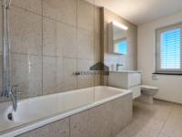 Tageslichtbad mit Duschbadewanne