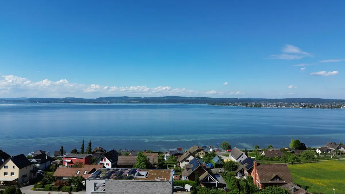 Richtung Insel Reichenau entfaltet sich eine Kulisse, die kulturelles Erbe und die einzigartige Stimmung des Bodensees zusammenführt.