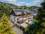 Südwest- Ansicht - Zentral wohnen, ruhig geniessen: Wohngenuss mit Pool, Sauna und viel Komfort