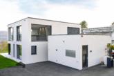 Modernes Design – Licht in seiner schönsten Form. Grosszügige Fensterflächen holen die Natur ins Haus und schaffen ein einzigartiges Wohngefühl - SEE YOU – in Deinem neuen Zuhause. Neues Doppel EFH in Mammern TG