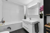 Badezimmer mit Badewanne ...