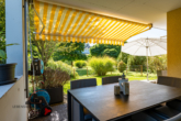 Gedeckter Sitzbereich mit Beschattung - Charmante 4.5-Zimmer-Wohnung mit ca. 300 m² Gartenanteil – Uttwil TG