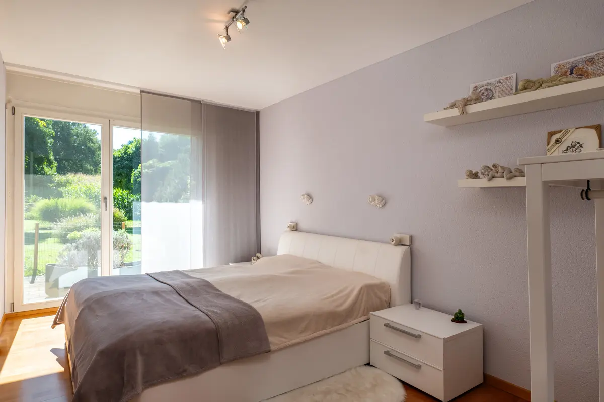 Schlafzimmer mit Blick in den Garten und Mückenschutzgitter