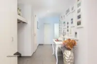 Geräumiges Entrée mit Einbauschrank und indirekter Beleuchtung
