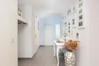 Geräumiges Entrée mit Einbauschrank und indirekter Beleuchtung