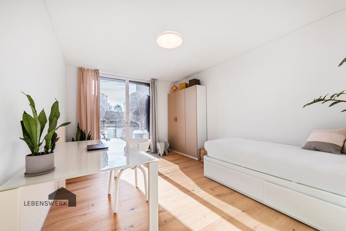 Schlaf-und Arbeitszimmer mit direktem Zugang auf die Südterrasse