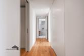 Durchgangsflur - Edler Parkettboden mit raumhohen Türen - Rivage: Exklusive 4.5 Zimmer-Attikawohnung – Bottighofen TG