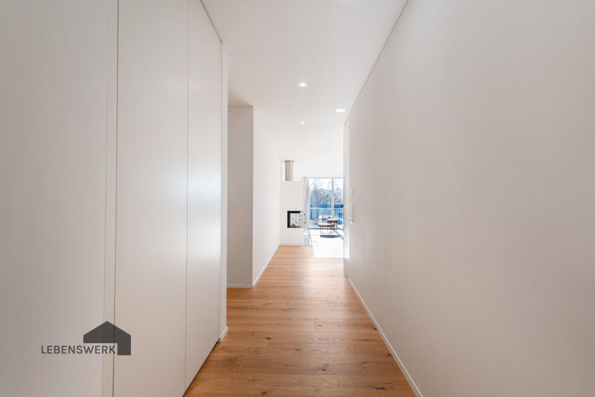 Geräumiges Entrée mit Einbauschrank