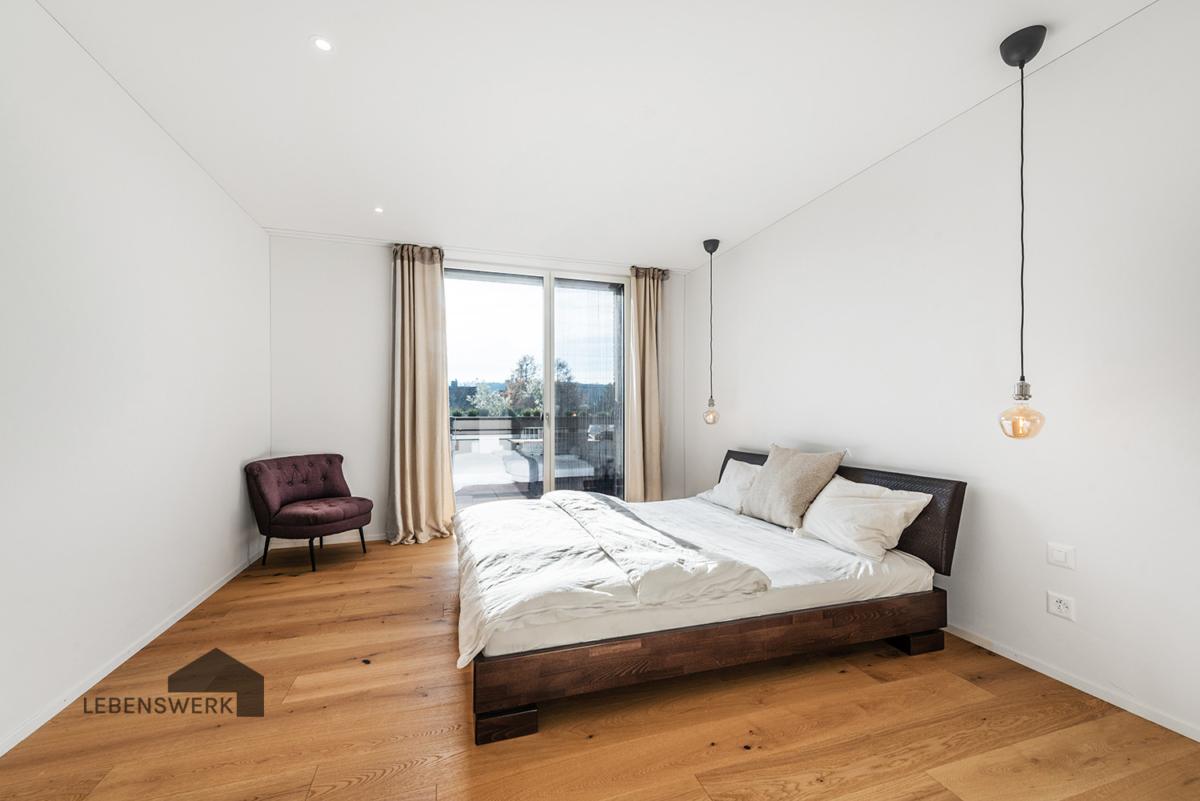 Grosszügiges Hauptschlafzimmer mit Terrassenzugang - Richtung Süd