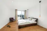 Grosszügiges Hauptschlafzimmer mit Terrassenzugang - Richtung Süd - Rivage: Exklusive 4.5 Zimmer-Attikawohnung – Bottighofen TG