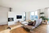 Das ästhetische und dreiseitige Cheminée sorgt für noch mehr Gemütlichkeit - Rivage: Exklusive 4.5 Zimmer-Attikawohnung – Bottighofen TG