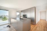Ausgestattet mit modernster Technik verbindet die Küche elegantes Design mit höchstem Komfort. - Wohnen am Wiibärg – 4.5 Zimmer Attika mit 3 Terrassen, Kreuzlingen TG – OFFENE BESICHTIGUNG AM 27.09.2025