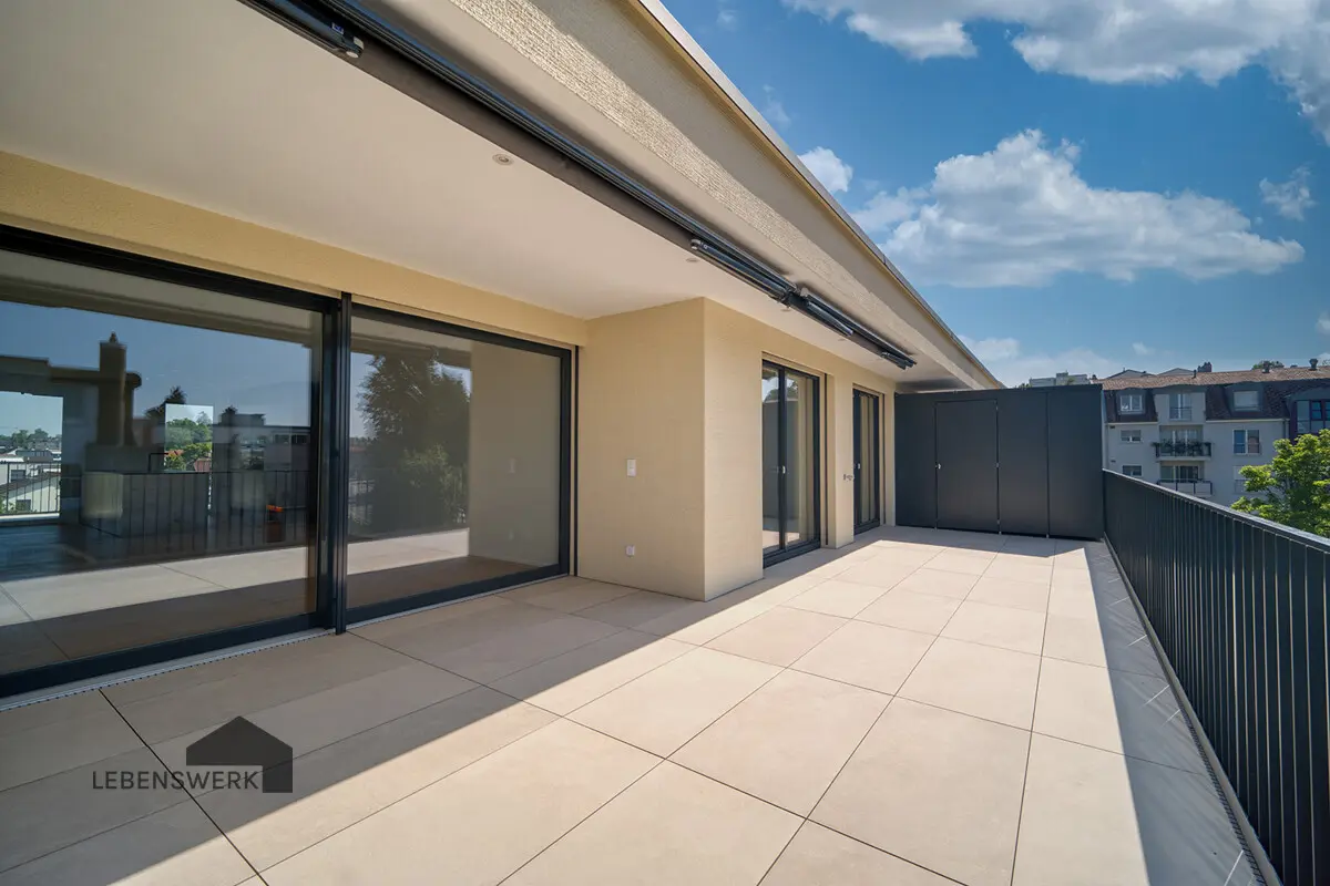 Von beiden Schlafzimmern wie auch dem Wohnbereich führt der direkte Zugang auf diese weitläufige Westterrasse