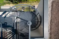 Elegante Wendeltreppe zur Dachterrasse
