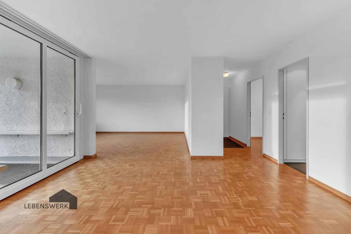 Heller Wohn- und Essbereich, Entreé mit Einbauschrank