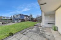 Gepflegter Garten mit Grillplatz, Holzlager und Mähroboter