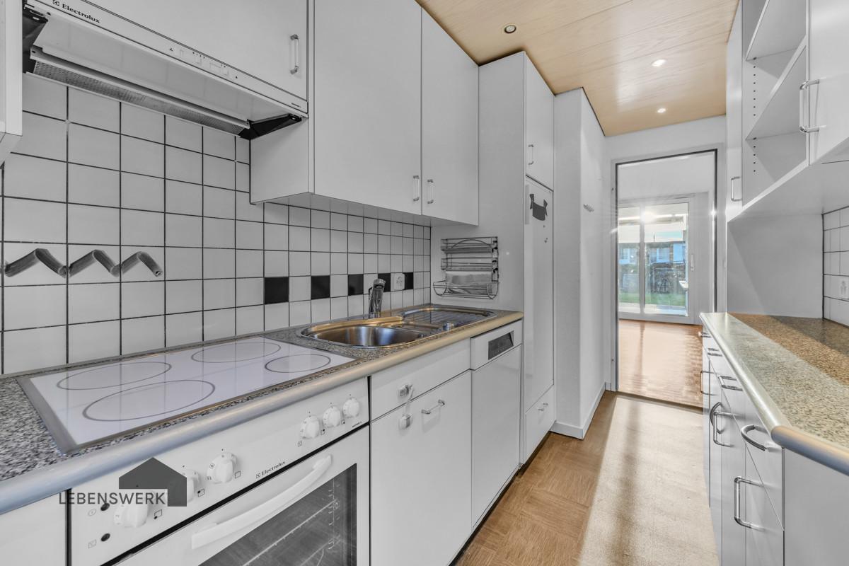 Küche mit Elektrolux Backofen, Kochherd und Geschirrspülmaschine
