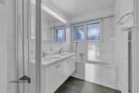 Tageslichtbad mit Badewanne und Eckdusche...