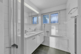 Tageslichtbad mit Badewanne und Eckdusche - Gepflegte 5 Zimmer Gartenwohnung an familienfreundlicher Lage