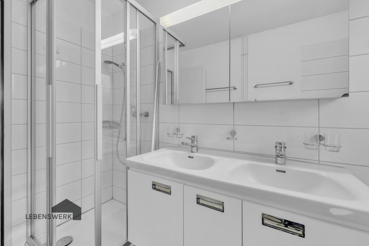 ... Doppellavabo und Spiegelschrank