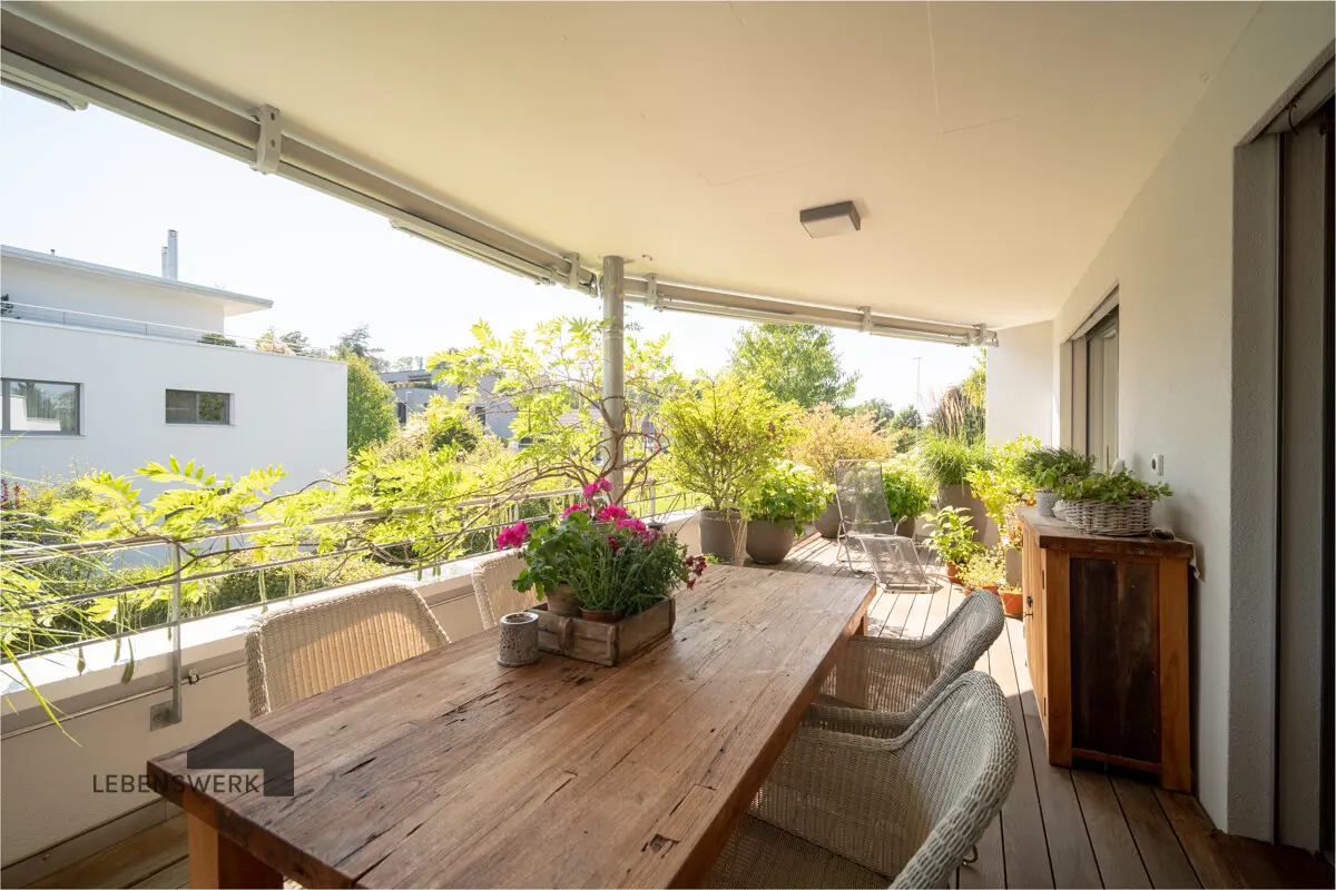 Grosszügige Südterrasse
