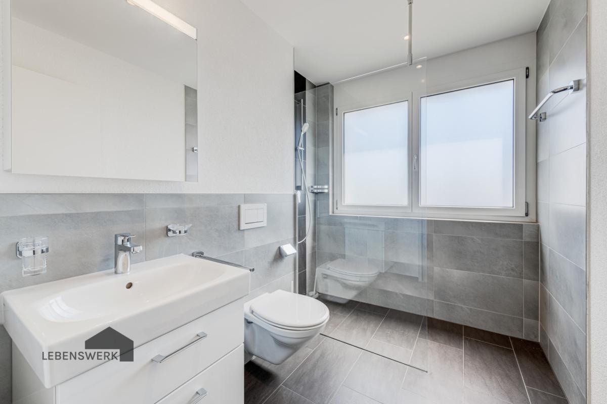 Badezimmer mit Dusche