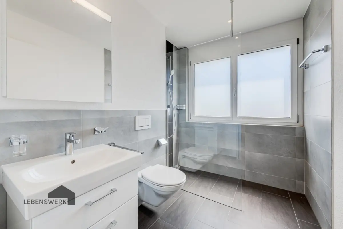 Badezimmer mit Dusche