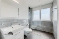 Badezimmer mit Dusche