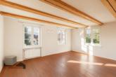 Geräumiges Wohnzimmer mit viel Tageslicht - Historie trifft Modernität: Riegelhaus mit Seesicht, Scherzingen TG
