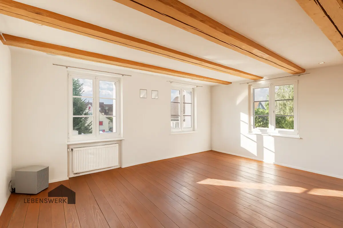 Geräumiges Wohnzimmer mit viel Tageslicht