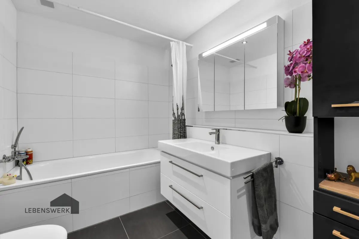 Badezimmer mit Badewanne ...