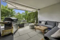 Bedachte und windgeschützte Terrasse mit Sonnenstore