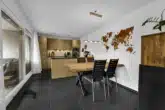 Essbereich mit angrenzender offener Küche - Helle 2.5-Zimmer-Gartenwohnung für Naturliebhaber – Stettfurt TG