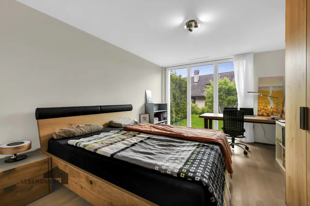 Grosszügiges Schlafzimmer mit Arbeitsplatz