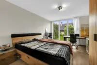 Grosszügiges Schlafzimmer mit Arbeitsplatz