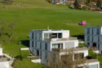 Sonnige Hanglage mit grüner Umgebung