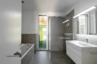 Tageslicht Masterbad mit hohem Komfort