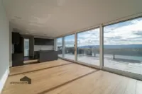 Offenes und lichtdurchflutetes Wohnzimmer