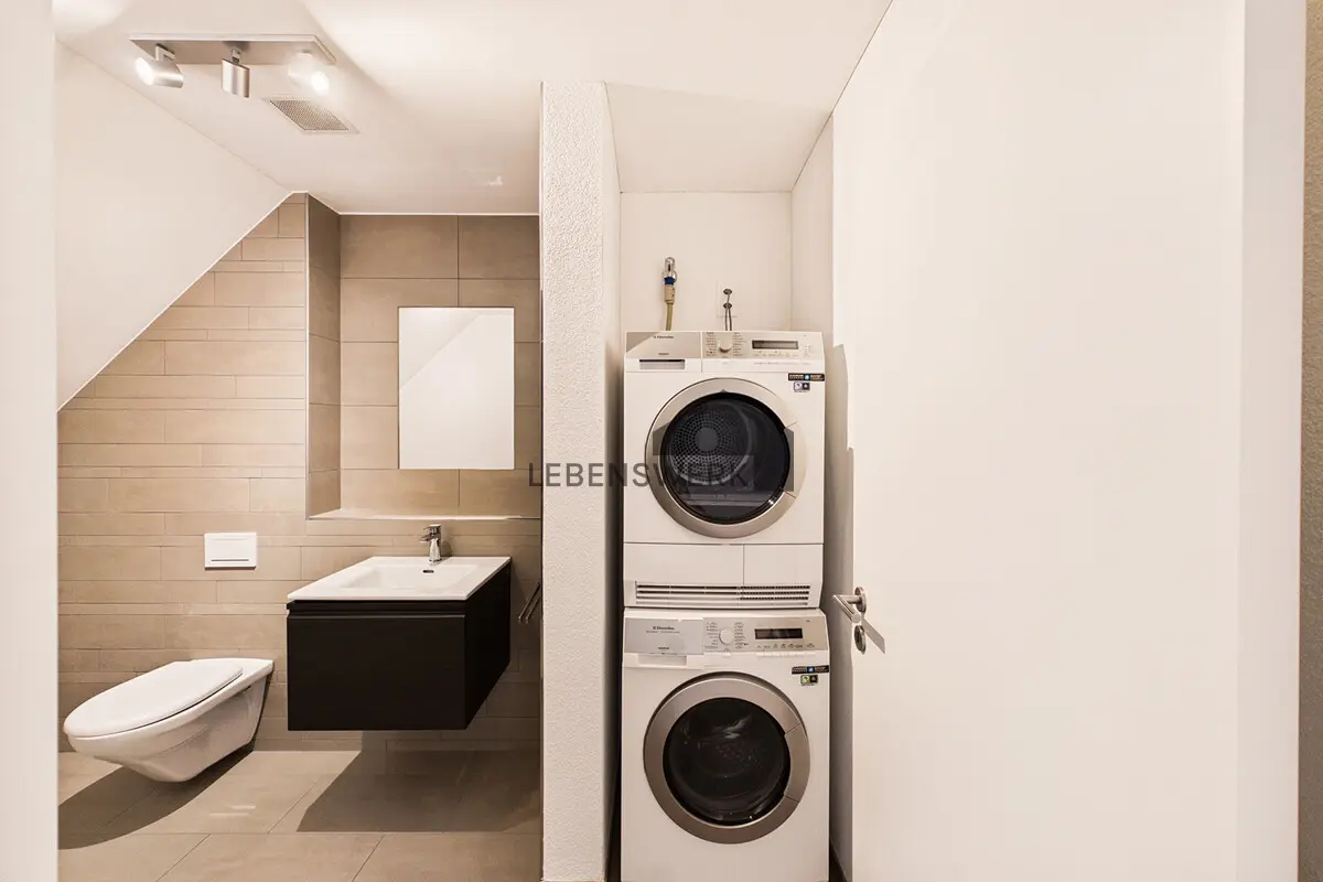 Separates Gäste-WC mit eigenem Waschturm