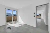 Schlafzimmer mit direktem Terrassenzugang - Perfekte Attikawohnung mit grosser Terrasse und Pool (Alpenkettensicht) – Whg. Nr. 09